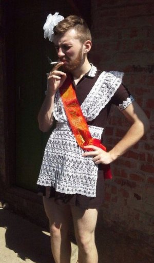 1656978834_22-mykaleidoscope-ru-p-smeshnie-platya-na-vipusknoi-devushka-kras-24.jpg